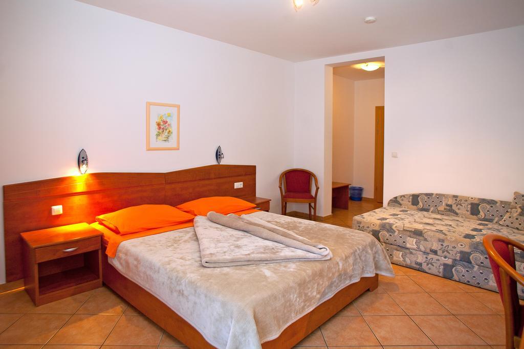 Guesthouse Villa Adria Malinska Ngoại thất bức ảnh