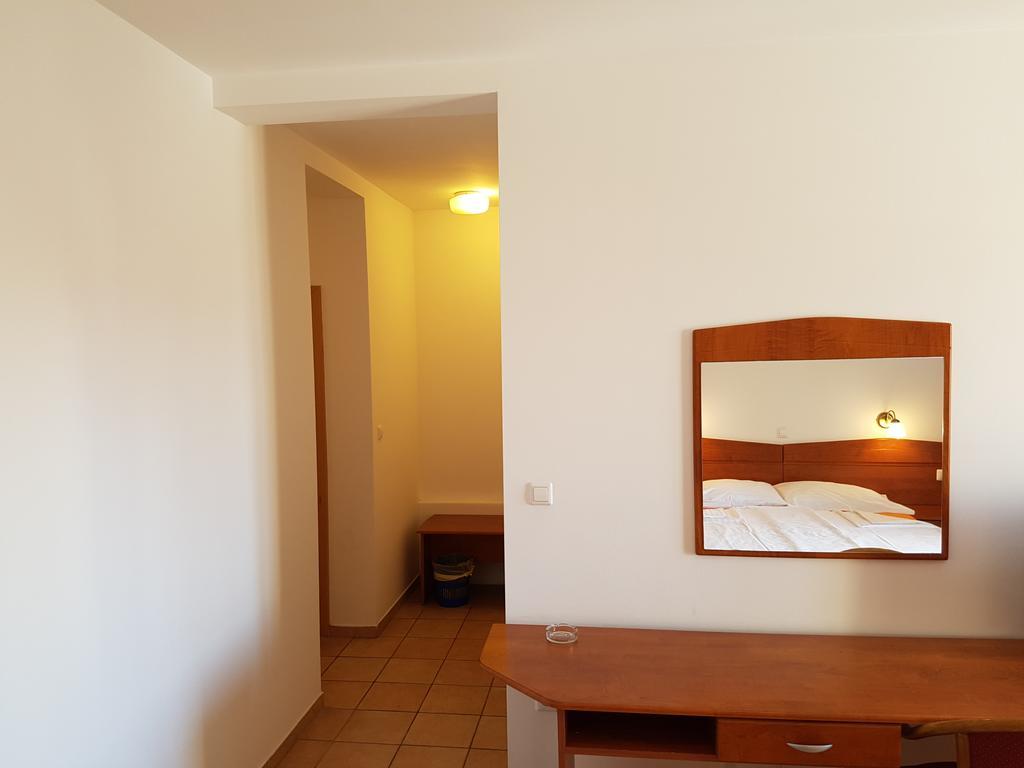 Guesthouse Villa Adria Malinska Ngoại thất bức ảnh