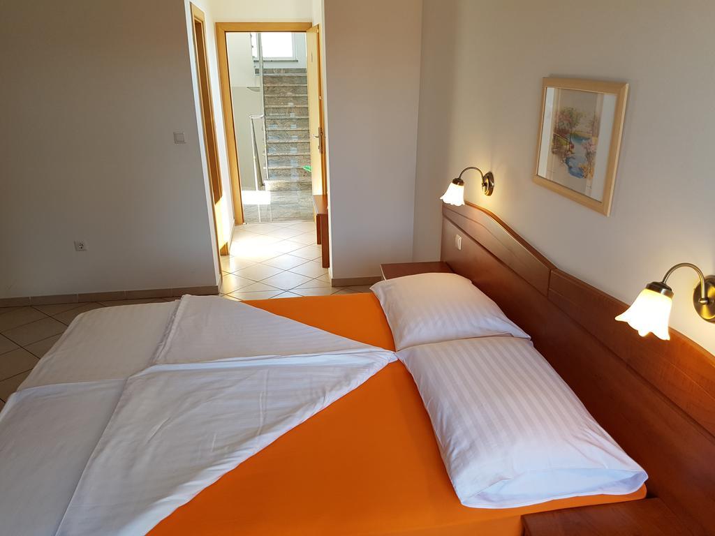 Guesthouse Villa Adria Malinska Ngoại thất bức ảnh